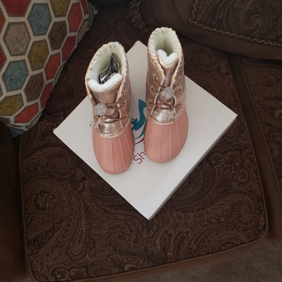 NEW** GIRLS RODE GOLD DUCK BOOTS - Picture 2 of 8